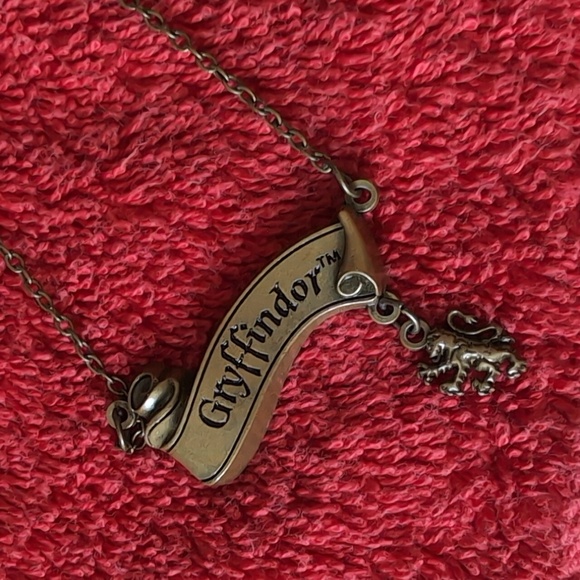 Harry Potter "Gryffindor" necklace - Picture 2 of 4